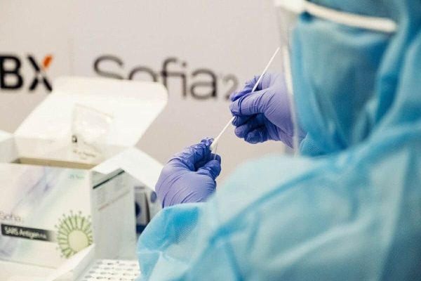 کبک کارکنان بهداشتی واکسینه نشده را که از آزمایش کووید19 امتناع می‌ورزند تعلیق می‌کند