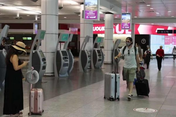montreal-airport-arrivals ورود مسافران خارجی به فرودگاه مونترال