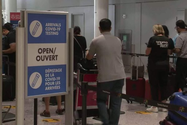 pearson-airport-arrival ورود مسافران به فرودگاه پیرسون