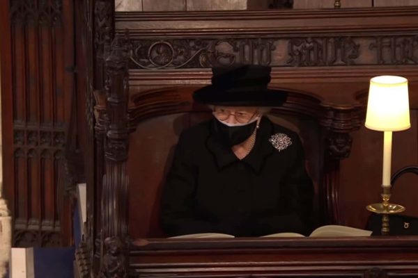 ملکه الیزابت در مراسم خاکسپاری شاهزاده فیلیپ