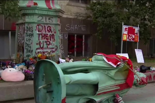 دانشگاه رایرسون - مجسمه رایرسون