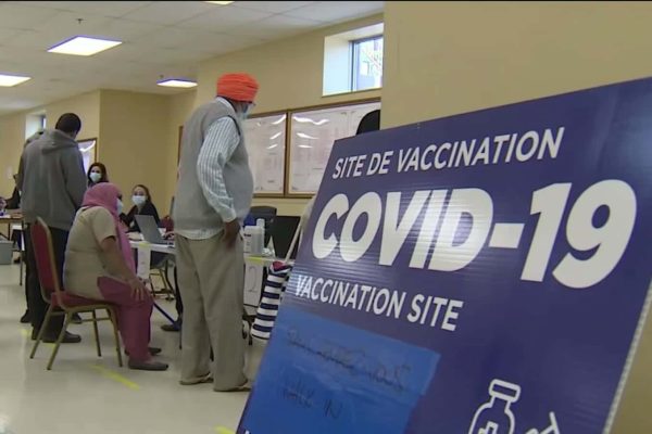 دریافت دوز دوم واکسن فایزر در کبک