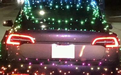 خودروی تسلا با تزئینات کریسمس