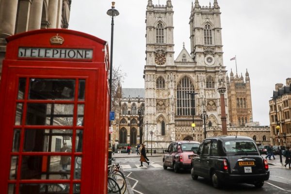 چرا آمریکاییها از سمت راست و بریتانیاییها از سمت چپ رانندگی میکنند؟ چرا آمریکاییها از سمت راست و بریتانیاییها از سمت چپ رانندگی میکنند؟