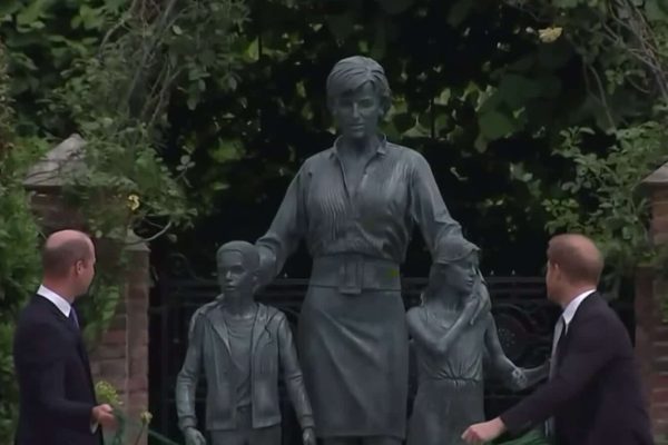 william-and-harry-unveiling-diana-statue ویلیام و هری از مجسمه دایانا رونمایی کردند
