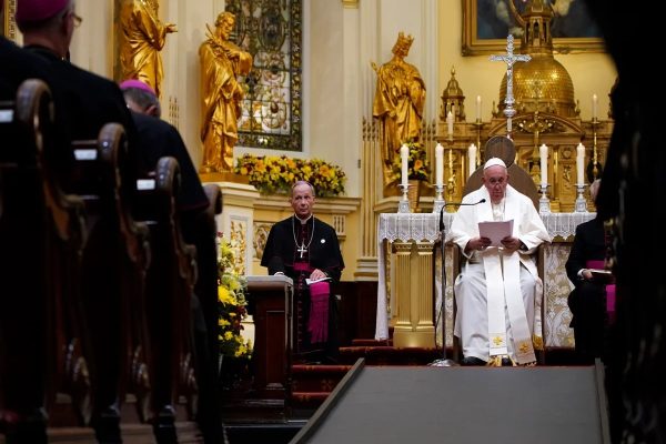 پاپ فرانسیس آزار جنسی کودکان بومی کانادا را تائید و محکوم کرد پاپ فرانسیس آزار جنسی کودکان بومی کانادا را تائید و محکوم کرد