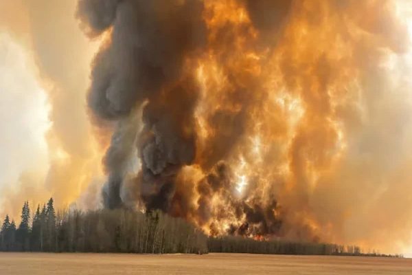 از آمادگی برای تشدید خطر آتش سوزی در آلبرتا تا قدردانی «ماکرون» از آزادای دو فرانسوی در ایران