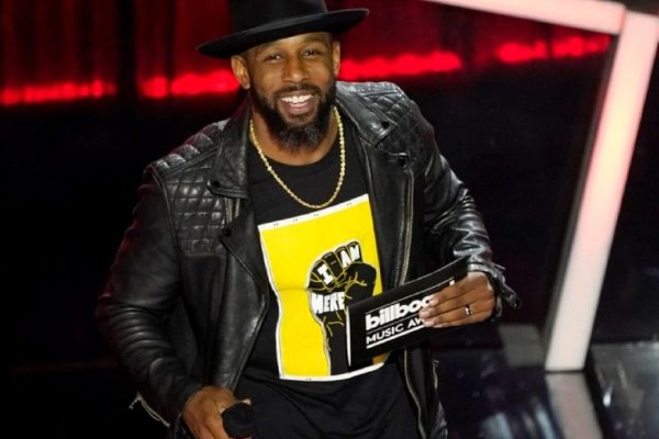 استفان باس، خواننده تاک شوی الن دی جنرس درگذشت