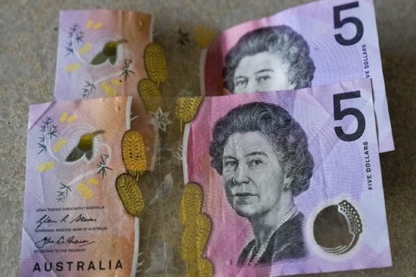 استفاده از نمادهای بومی به جای نمادهای سلطنتی بر روی اسکناس ۵ دلاری استرالیا استفاده از نمادهای بومی به جای نمادهای سلطنتی بر روی اسکناس ۵ دلاری استرالیا
