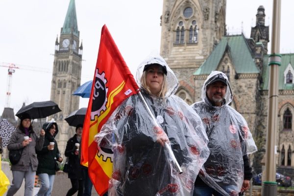 اعتصاب کارمندان، دسترسی به ساختمانهای دولتی و زیرساختهای کلیدی را مسدود کرده است اعتصاب کارمندان، دسترسی به ساختمانهای دولتی و زیرساختهای کلیدی را مسدود کرده است