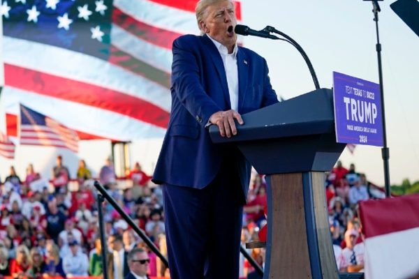 انتقاد ترامپ از بایدن و سفرش به کانادا