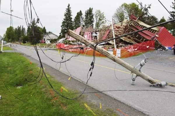 پس از طوفان بخش های شرقی کانادا، ۶۰ هزار خانوار هنوز در بی‌برقی هستند