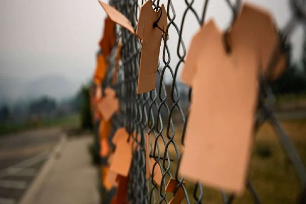 سالگرد کشف بقایای اجساد کودکان مدرسه شبانه روزی بومیان کانادا، بچههای زیادی به خانه نرسیدند سالگرد کشف بقایای اجساد کودکان مدرسه شبانه روزی بومیان کانادا، بچههای زیادی به خانه نرسیدند