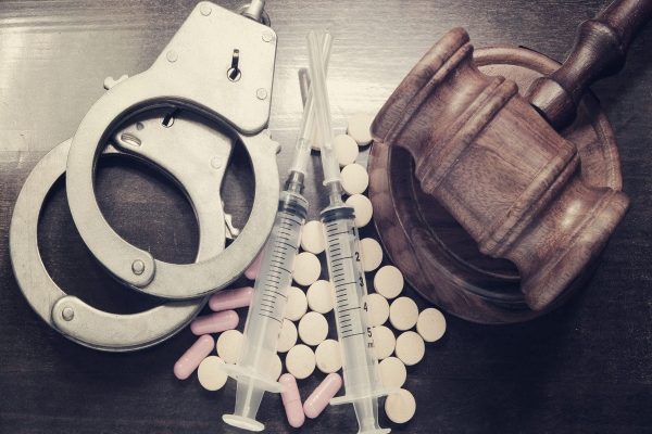 با افزایش سرسام‌آور مرگ و میر مواد مخدر، کینگستون به دنبال جرم‌زدایی است