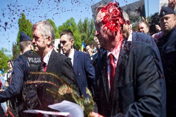 سفیر روسیه در لهستان با رنگ قرمز هدف قرار گرفت