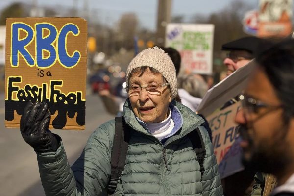معترضان به حمایت مالی رویال بانک کانادا از سوخت های فسیلی تظاهرات کردند معترضان به حمایت مالی رویال بانک کانادا از سوخت های فسیلی تظاهرات کردند