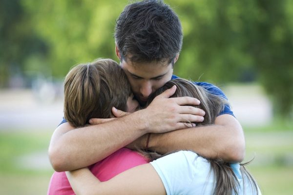 فرزندانتان را در آغوش بگیرید