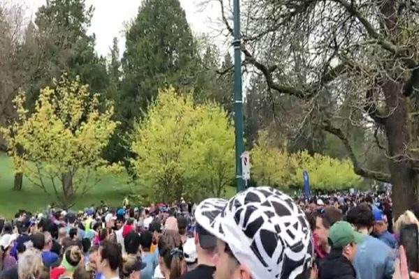 پلیس میگوید «دستگاهی مشکوک» در طول مسیر، شروع ماراتن ونکوور را به تأخیر انداخت پلیس میگوید «دستگاهی مشکوک» در طول مسیر، شروع ماراتن ونکوور را به تأخیر انداخت