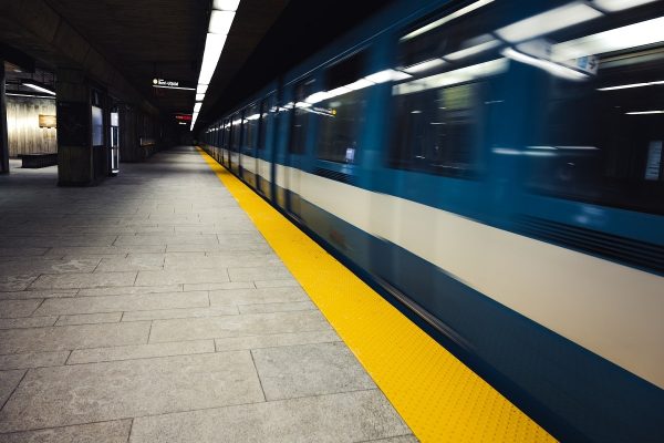 بار دیگر، فردی در شلوغ‌ترین ایستگاه متروی تورنتو به سمت سکو هل داده شد