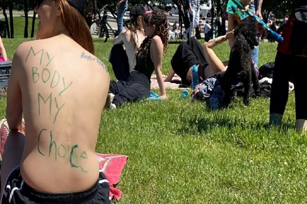 پس از آزار و اذیت یک زن از سوی پلیس شهر کبک، معترضان برهنه در مونترال جمع شدند