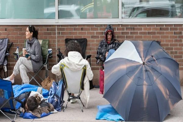 مونترالی‌ها برای گرفتن پاسپورت مجبور به چادر زدن شدند