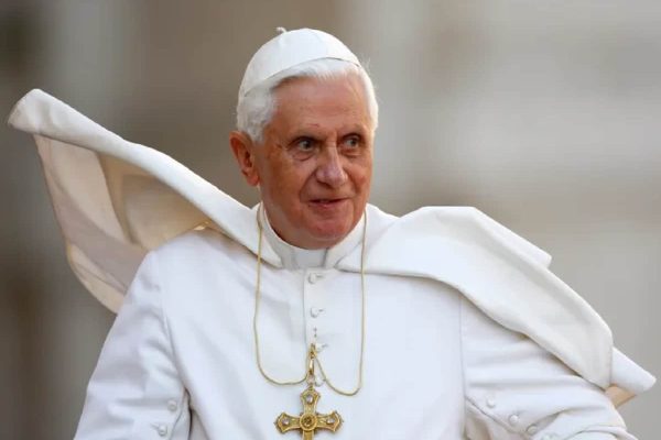 بندیکت شانزدهم، اولین پاپی که پس از ۶۰۰ سال استعفا داد، در ۹۵ سالگی درگذشت