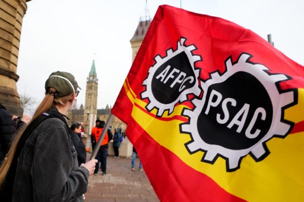 کارمندان دولت فدرال در صف کارکنان اعتصاب کننده اتاوا قرار گرفتند