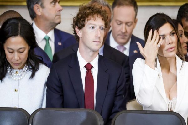 زاکربرگ در دادگاه تاریخی شبکههای اجتماعی شهادت میدهد زاکربرگ در دادگاه تاریخی شبکههای اجتماعی شهادت میدهد