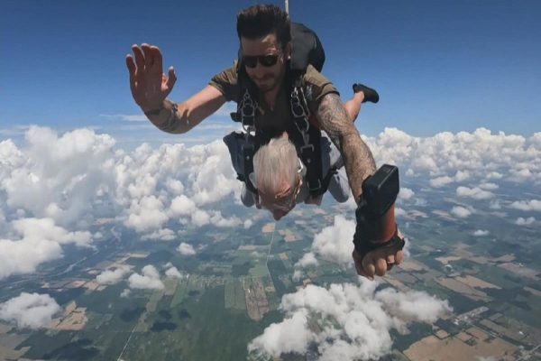 چتربازی جانباز ۱۰۰ ساله کانادایی برای بیمارستان کودکان