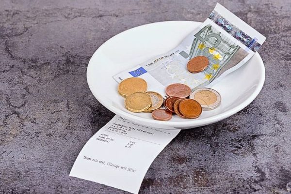 عدم رضایت کانادایی‌­ها از انعام دادن اجباری در کانادا